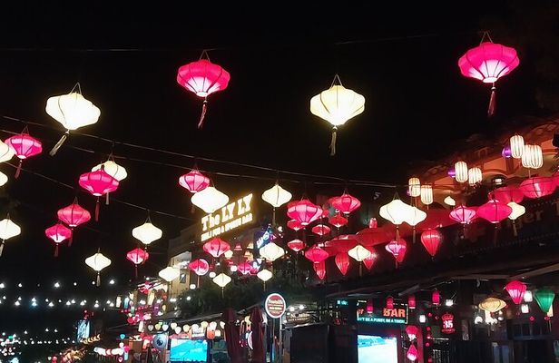 Hoi An Private Walking Tour , Night Market and Sampan Boat Ride