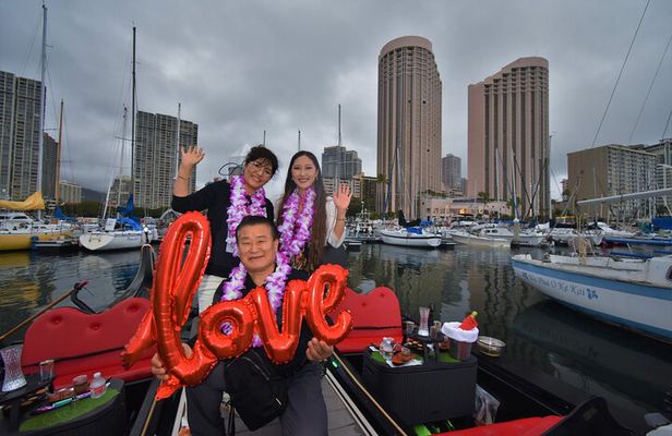 2-Hour Small-Group Gondola Excursion in Waikiki