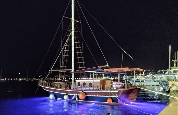 "QueenBee" Full-Day Boat Trip with Lunch
