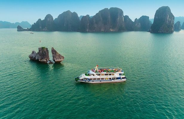 Excursion to Ha Long Bay with Titop Island and kayaking in Luon Cave
