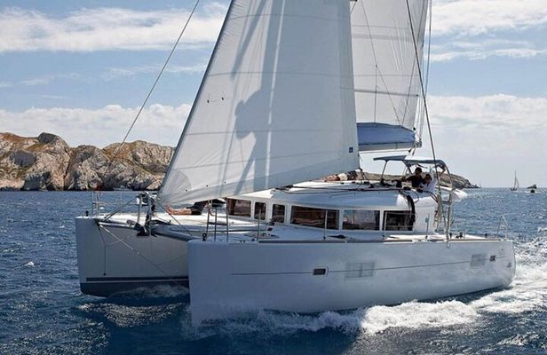 Santorini Cruise Port: 4-Hour Private Luxury Caramaran Cruise