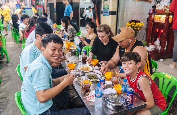 Private Hoi An Street Food Tour By Motorbike/Walking With Student