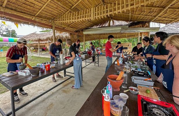 Aroidee’s Farm-Fresh Thai Cooking Experience