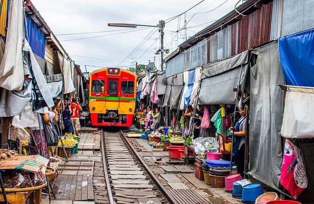 Bangkok Damnoen Floating Market and Maeklong Railway Private Tour