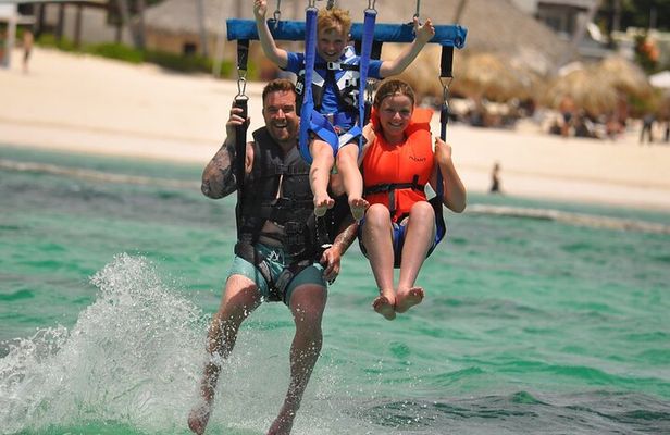 From Punta Cana: Amazing Activity Parasailing Hotel pickup