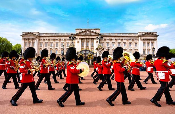 Buckingham Palace Entrance Ticket & Changing of the Guard Tour