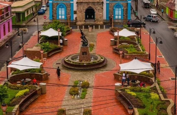Botanical Garden and Mineral Bath Walking Tour in Soufriere