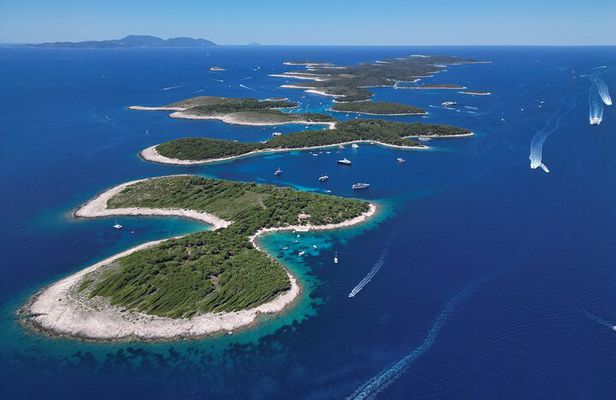 Private boat tour of Red rocks & Pakleni islands
