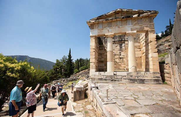 Historical Delphi One Day Tour with Arachova Stop & Expert Guide