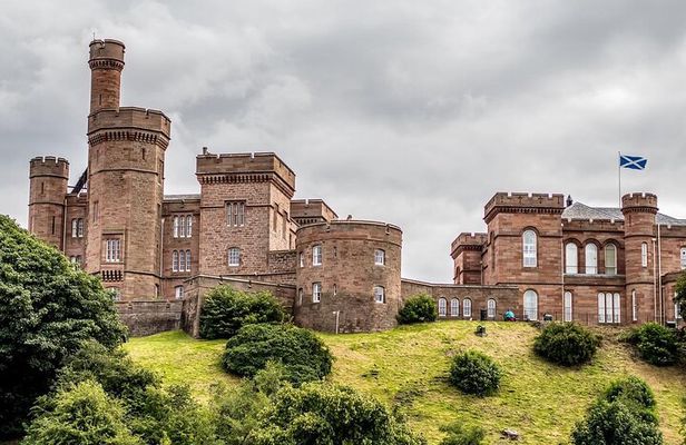 Private Romantic Walking Tour in Historic Inverness