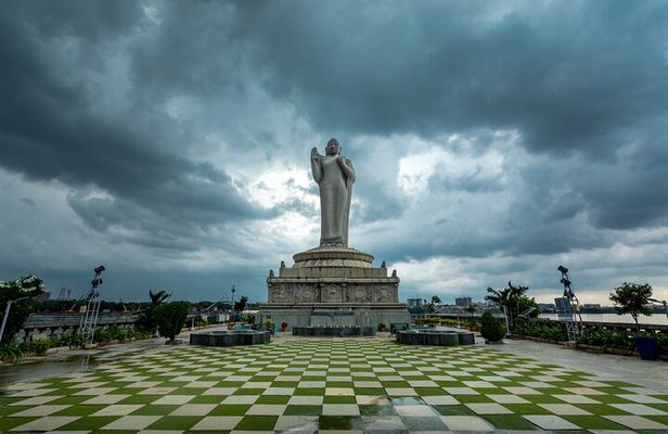 Hussain Sagar Lake Private Walking Tour in Hyderabad