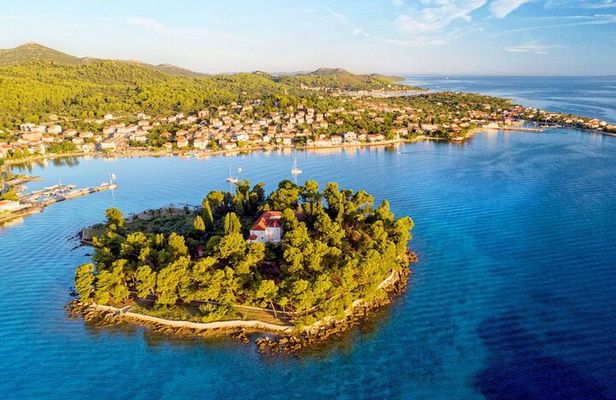 From Zadar: Island-Hopping Speedboat Tour with Drinks