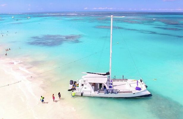 Bavaro Catamaran: Sail, Snorkel & Party with Drinks and Snacks