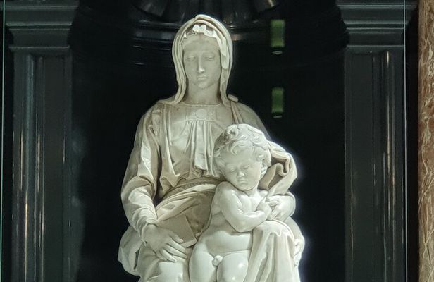 Private tour: From your hotel + see the Madonna of Michelangelo