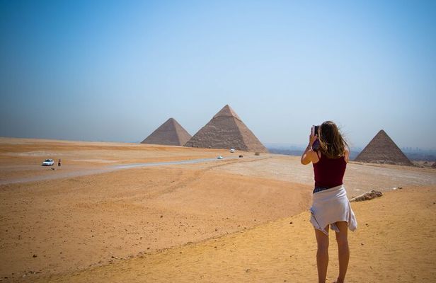 Private Day Tour of Giza Pyramids, Egyptian Museum, and Bazaar"