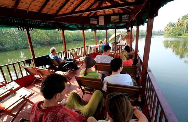 8 Days Kerala Tour Package with Houseboat Stay
