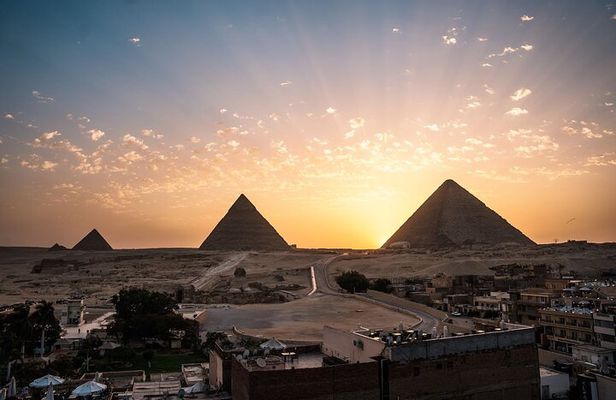 Day Trip to Cairo, Giza, and the Egyptian Museum from Hurghada