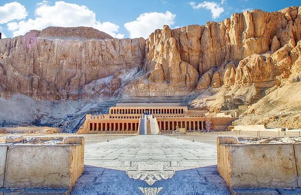 Private Full day tour to Luxor From Hurghada with hot air balloon