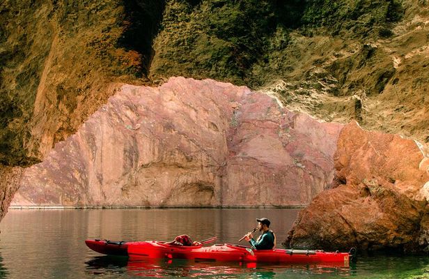 4-Hour Kayak Deluxe Tour in Emerald Cave with Catered Lunch