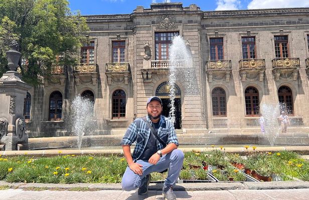 100% private tour in Chapultepec Castle & around (with transport)