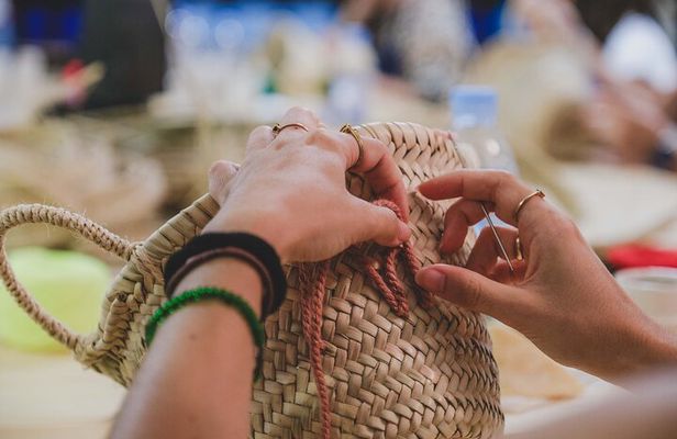 Learn embroidery in Arabic calligraphy in Marrakech