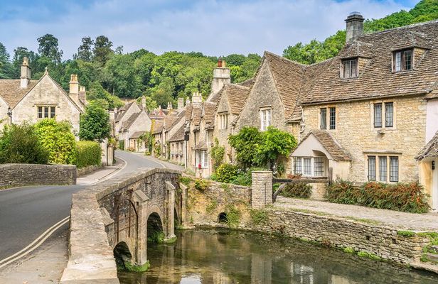Small Group Cotswolds Village, Stonehenge and Bath Tour from London