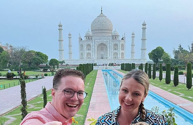 Private Day Trip to Taj Mahal by Car From Delhi