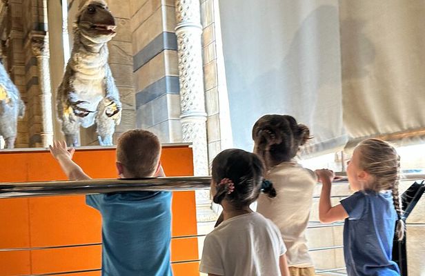 London Natural History Museum with Dinosaurs Gallery Private Tour for Kids