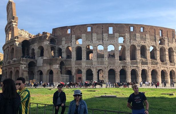 Group tour of Colosseum, Roman forum and Palatine hill