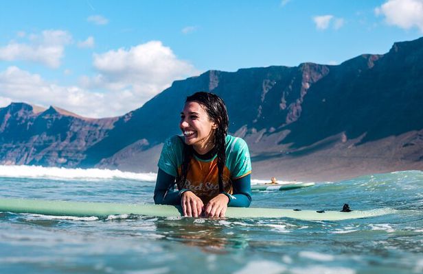 Surf Lesson for Beginners in Famara: Introduction in Surfing