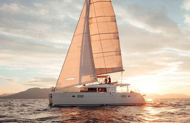 Rethymno: Sunset Catamaran Cruise with Wine and Snacks