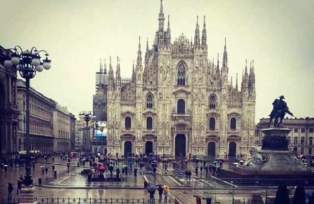 Small group Highlights Walking Tour: an introduction to Milan