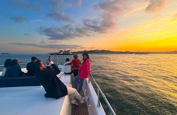 Scenic Bosphorus Sunset Cruise – 2.5 Hours of Luxury & Views