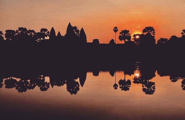 Golden Hours: Angkor wat sunrise photography tour with a pro!