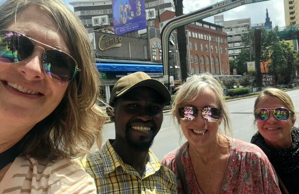 Nairobi city sights, Giraffe Encounters and Bomas Kenya Tour
