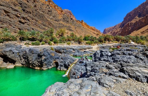 Wadi Al Arbeieen Sinkhole & Fins Beach Expedition