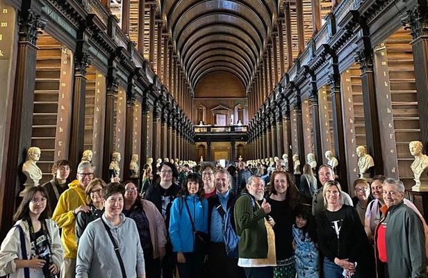 Dublin Book of Kells, Castle and Molly Malone Statue Guided Tour
