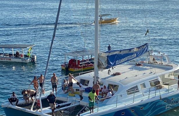4 Hours Party Boat Catamaran Cruise in Negril