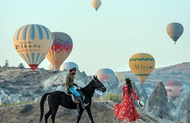 2 Hours Horse Riding with Balloons at Sunrise in Cappadocia