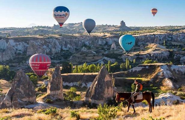 2 Hours Horse Riding with Balloons at Sunrise in Cappadocia