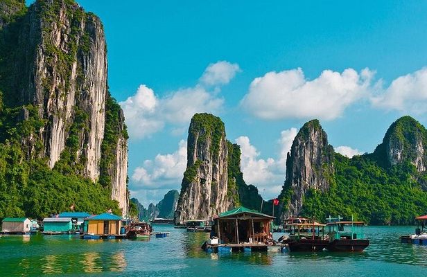 Halong Bay Full-Day Luxury Cruise with Buffet Lunch and Kayaking
