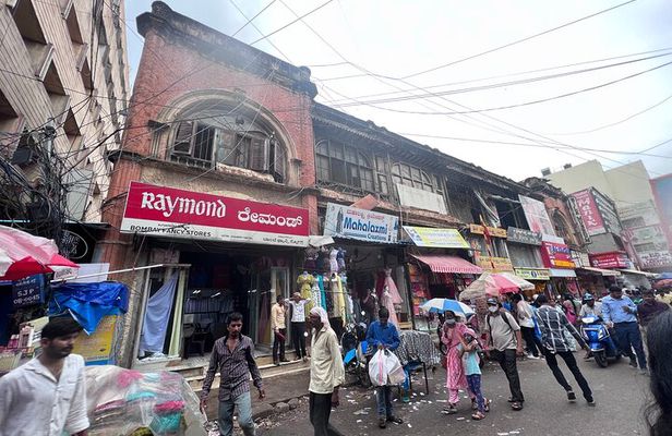 Private Walking Tour into the Oldest Local Market in Bengaluru