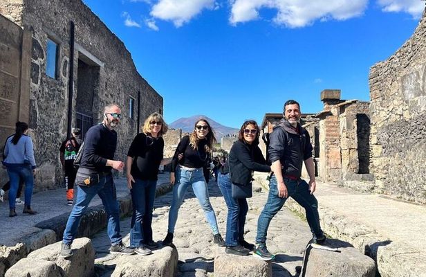 Rome to Pompeii Guided Tour with Wine & Lunch by High Speed Train
