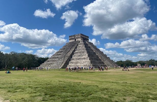 Discover the Maya ancient city Chichen Itza & 2 cenotes included