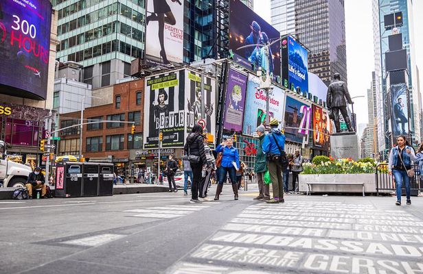 New York at Night: Private Broadway Experience with a Drink