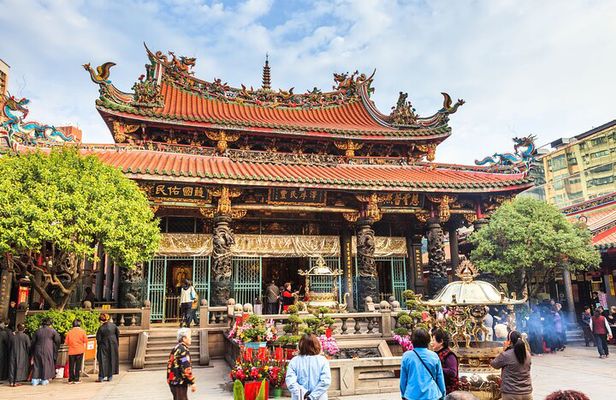 2-Hour Private Longshan Temple Walking Tour