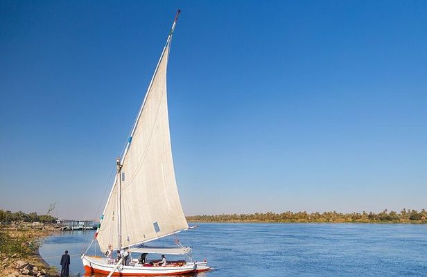 Nile Sunset Felucca Boat in Luxor {Privat}
