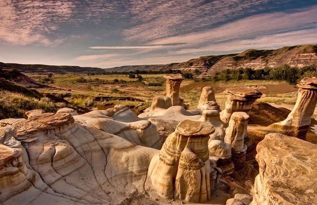 Dinosaurs, Canyons & Ghost Towns: Ultimate Drumheller Day Tour
