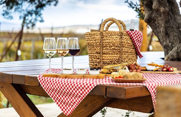 Shuttle & Wine Experience at Lyrarakis Winery