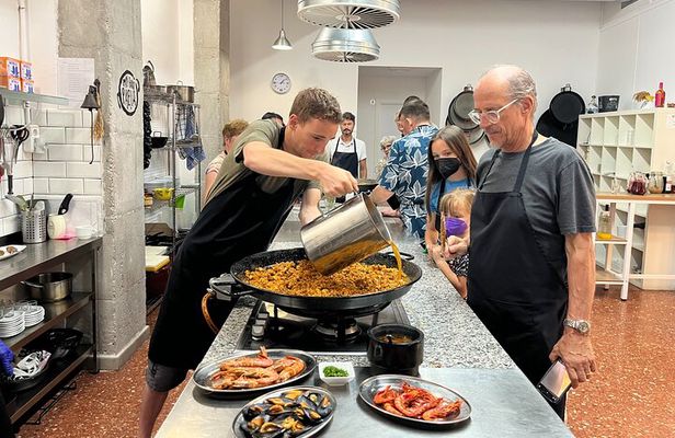 Seafood paella cooking class, tapas and visit to Ruzafa market.